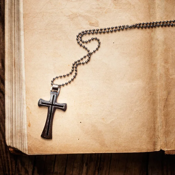 Gümüş Hıristiyan haç closeup