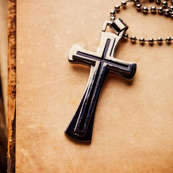 Closeup of silver Christian cross — Stock Photo, Image