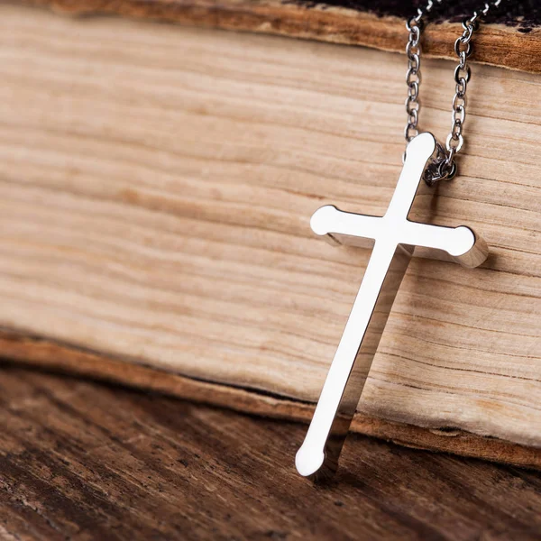 Gümüş Hıristiyan haç closeup