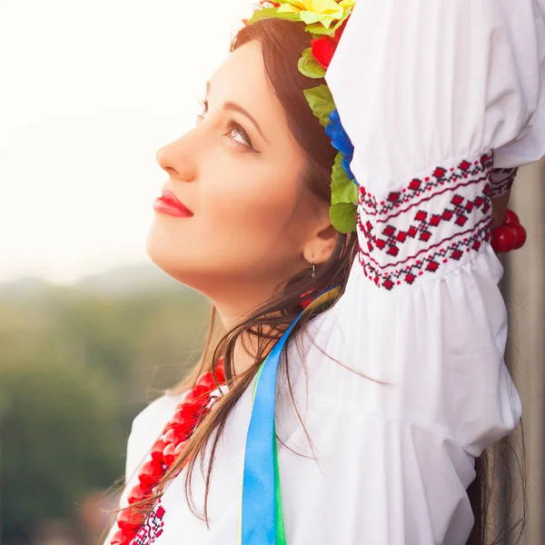 Ukrayna Milli kıyafet giyen kadın