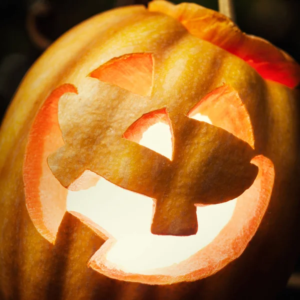 Απόκριες jack-o-φανάρι στα φύλλα — Φωτογραφία Αρχείου