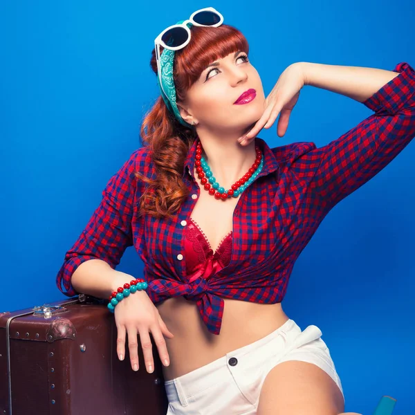 Pin-up girl poserar med vintage resväska — Stockfoto