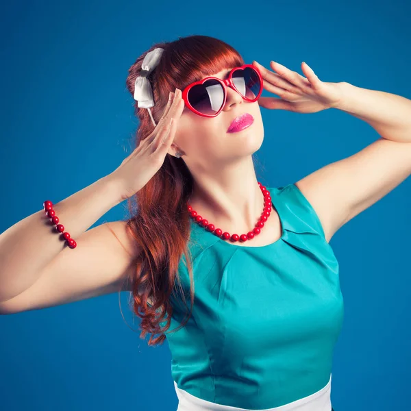 Beautiful girl posing with sunglasses — Stock Photo, Image