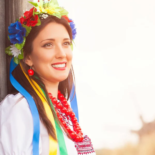 Kvinna som bär nationella ukrainska kläder — Stockfoto