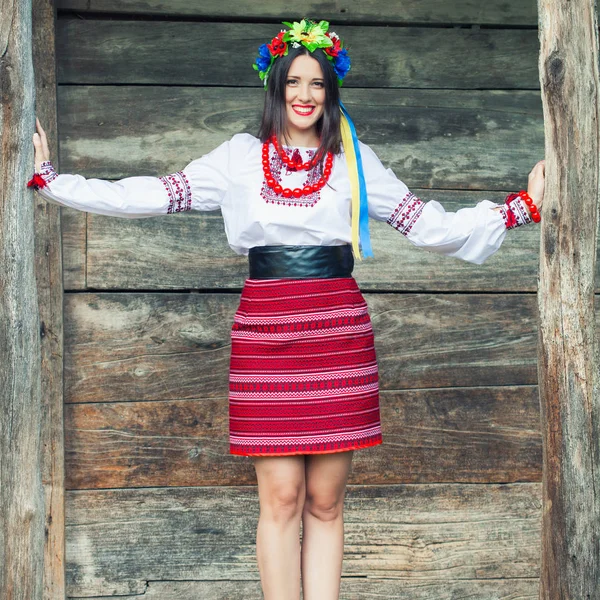 Mujer vestida con ropa nacional ucraniana — Foto de Stock