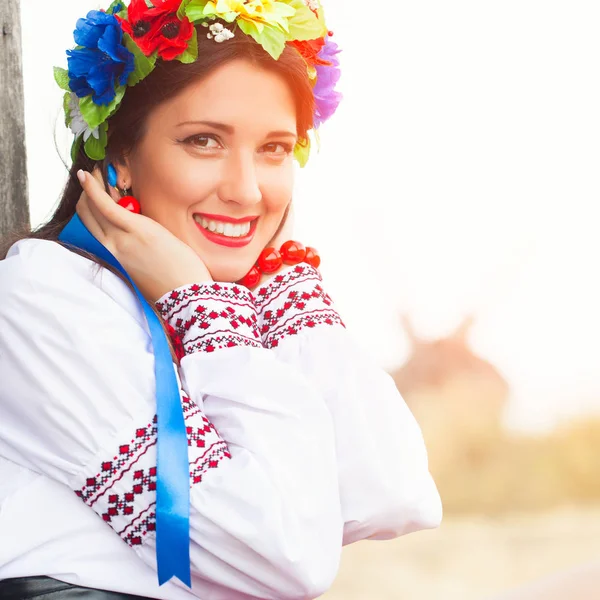 Femme portant des vêtements ukrainiens nationaux — Photo
