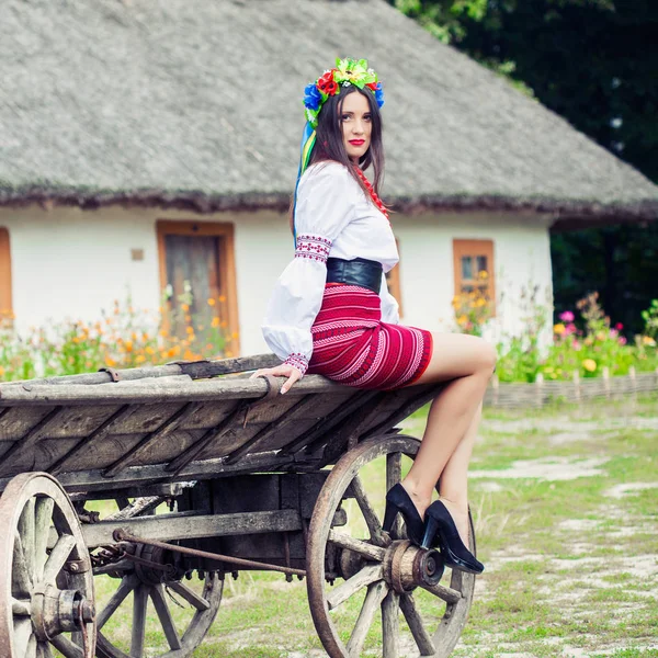 Mujer vestida con ropa nacional ucraniana —  Fotos de Stock