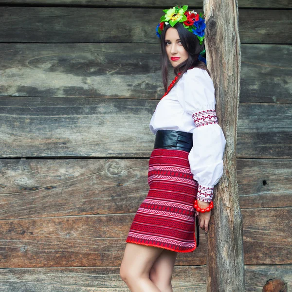 Mujer vestida con ropa nacional ucraniana —  Fotos de Stock