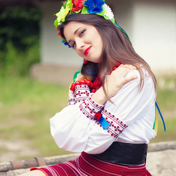 Femme portant des vêtements ukrainiens nationaux — Photo