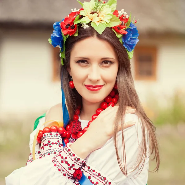 女人穿着国家乌克兰的衣服 — 图库照片