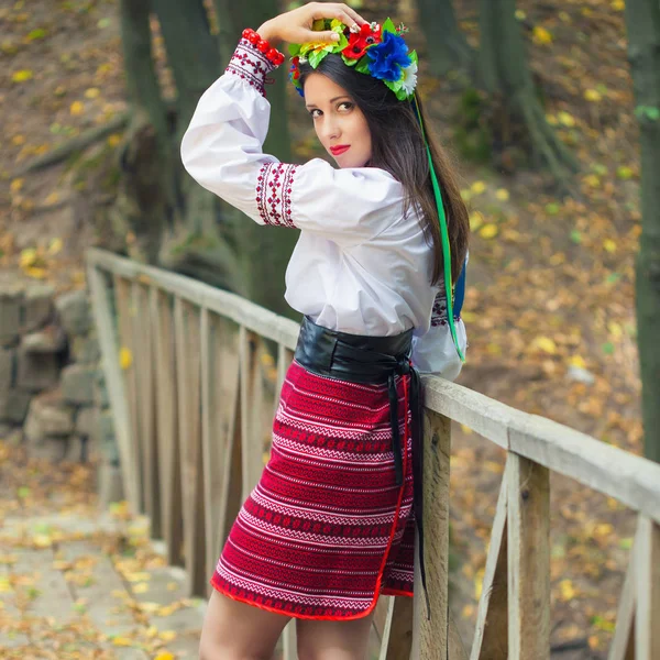 Mulher vestindo roupas ucranianas nacionais — Fotografia de Stock