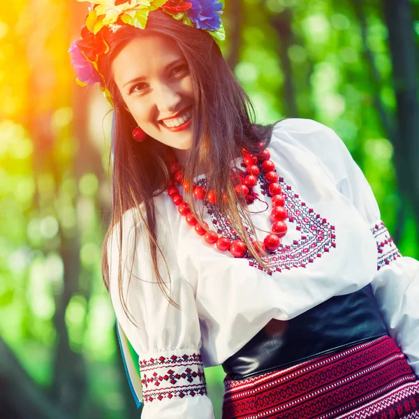 Mujer vestida con ropa nacional ucraniana —  Fotos de Stock