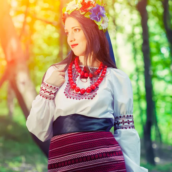Ukrayna Milli kıyafet giyen kadın