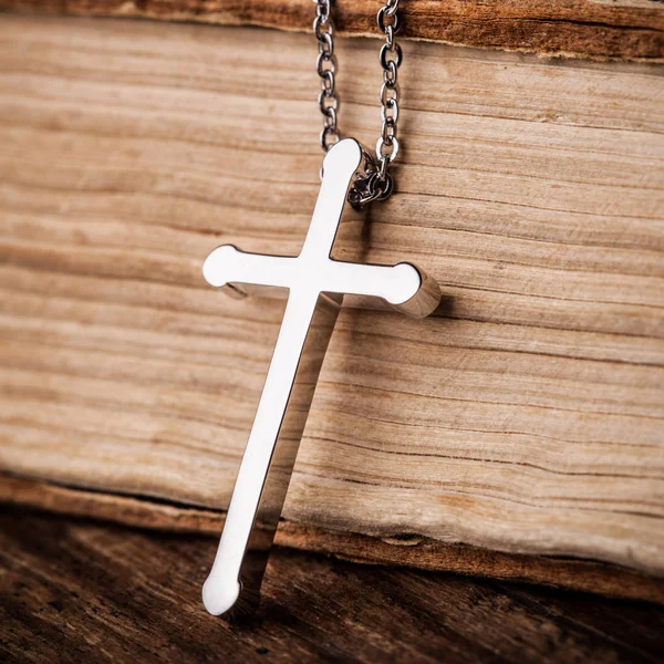 Gümüş Hıristiyan haç closeup