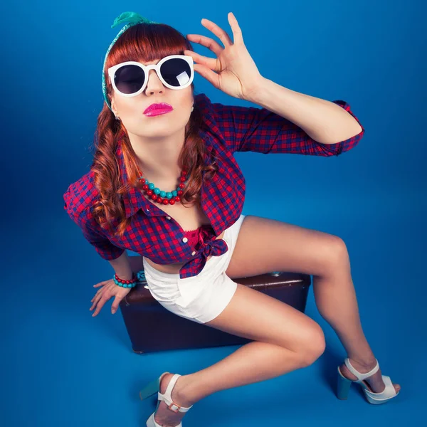 Pin-up girl posing with vintage suitcase — Stock Photo, Image