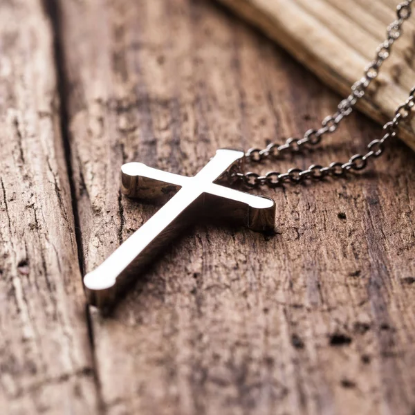 Gümüş Hıristiyan haç closeup