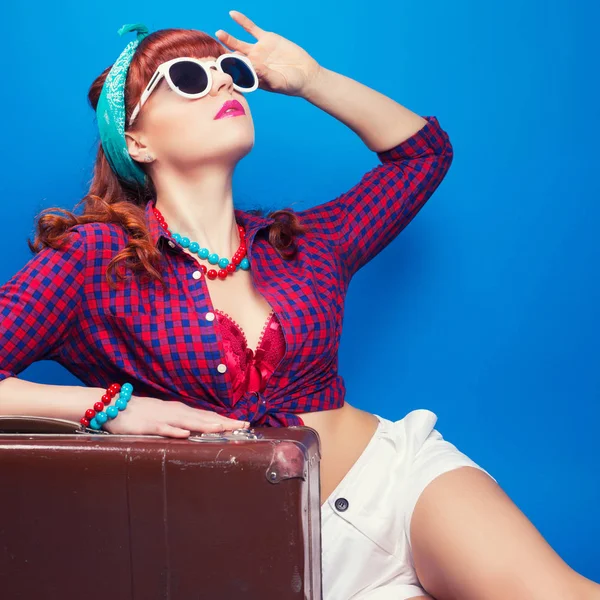 Pin-up-Girl posiert mit Vintage-Koffer — Stockfoto