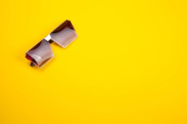 Arka plan üzerinde şık güneş gözlüğü