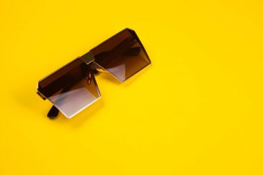 Arka plan üzerinde şık güneş gözlüğü