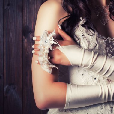 holding bir jartiyer bride 