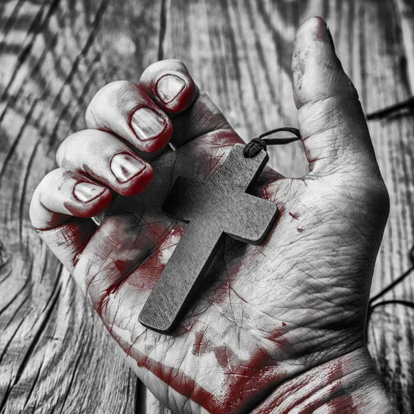 Kreuz in der Hand auf Hintergrund — Stockfoto