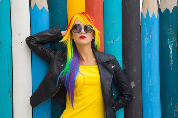 Kvinnan bär färg peruk — Stockfoto