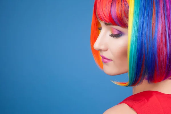 Kadın giyiyor renkli peruk — Stok fotoğraf