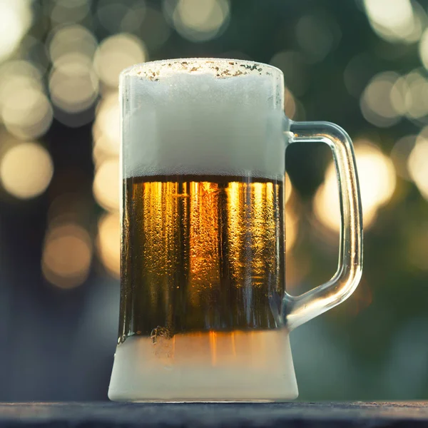 Cerveza fría con espuma — Foto de Stock