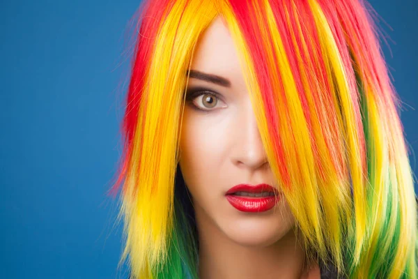 Kobiety sobie perukę koloru — Zdjęcie stockowe