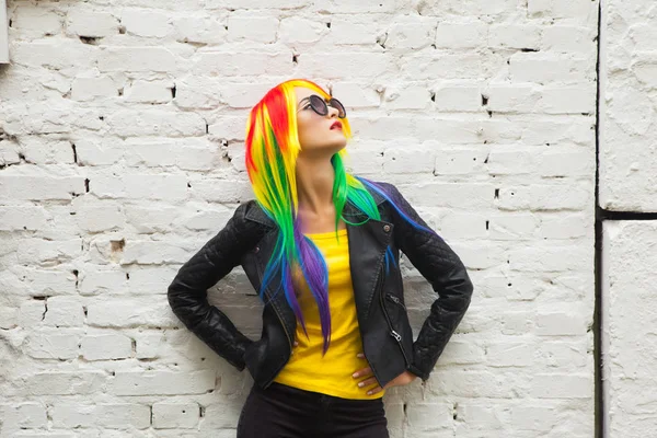 Woman wearing color wig — Stock Photo, Image