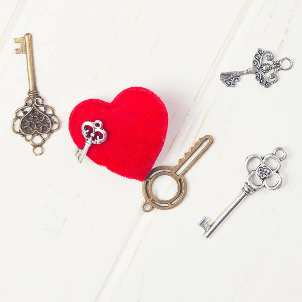 Vintage anahtarları ve kırmızı kalp — Stok fotoğraf