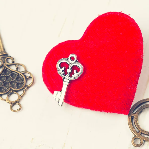Vintage klíče a červené srdce — Stock fotografie