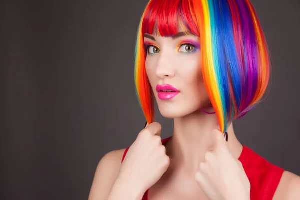Женщина в разноцветном парике — стоковое фото