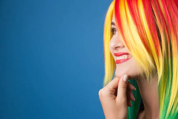 Женщина в цветном парике — стоковое фото