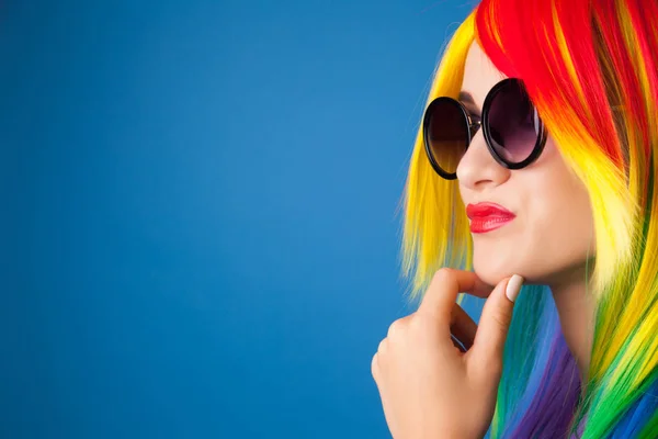 Woman wearing color wig — Stock Photo, Image