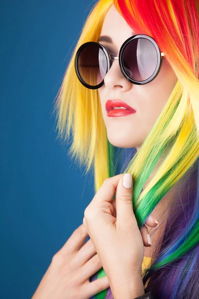 Woman wearing color wig — Stock Photo, Image