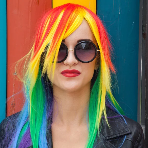 Kadın giyiyor renk peruk — Stok fotoğraf