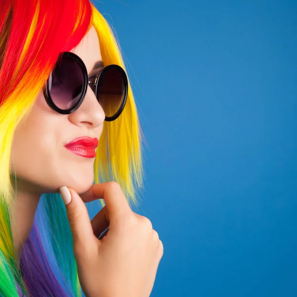 Žena nosí barevná paruka — Stock fotografie