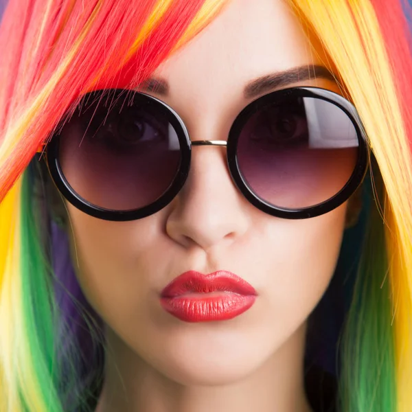 Mulher vestindo peruca cor — Fotografia de Stock