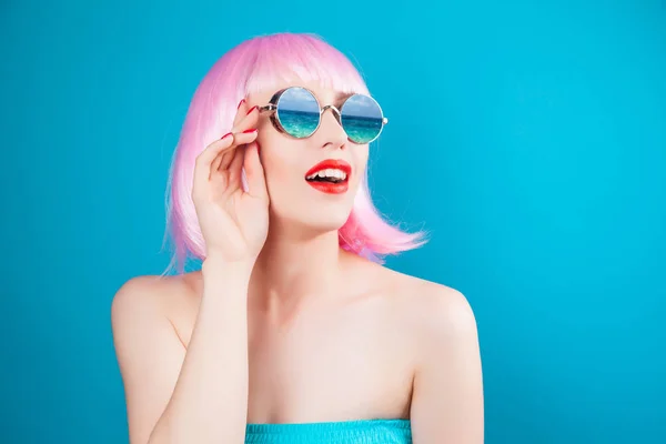 Woman wearing pink wig — Stock Photo, Image