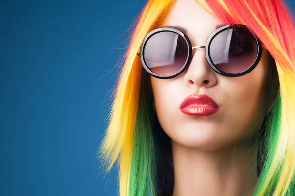 Woman wearing color wig — Stock Photo, Image