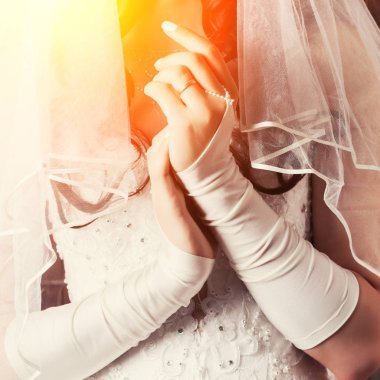  Yüzük ile gelinin el