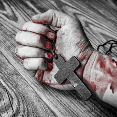 Elinde arka plan üzerinde çapraz