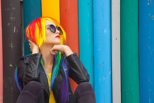 Kadın giyiyor renk peruk — Stok fotoğraf