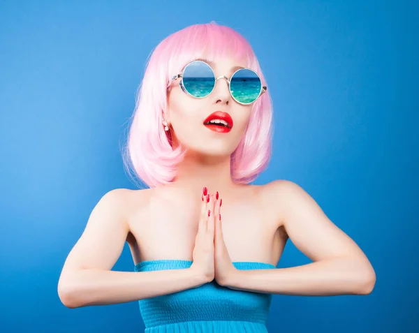 Mujer con peluca rosa —  Fotos de Stock
