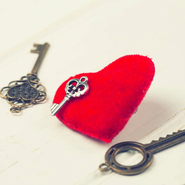 Vintage keys and red heart — Stock Photo, Image