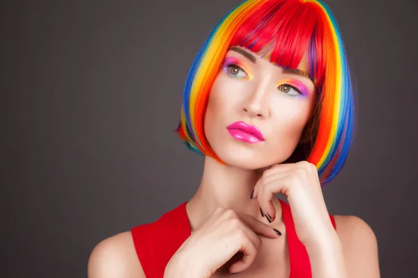 Donna che indossa parrucca colorata — Foto Stock