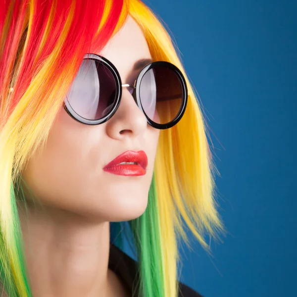 Kvinnan bär färg peruk — Stockfoto