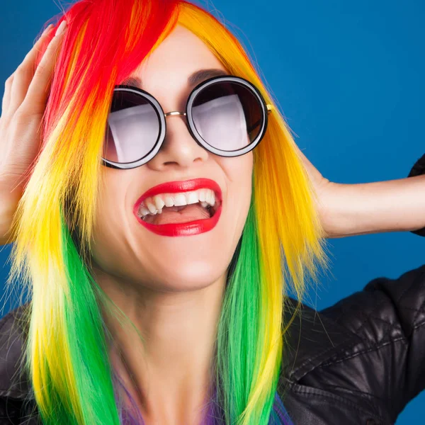 Женщина в цветном парике — стоковое фото