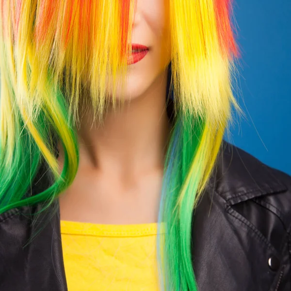 Γυναίκα φοράει περούκα χρώμα — Φωτογραφία Αρχείου